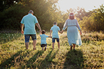 Familie von hinten auf dem Feld